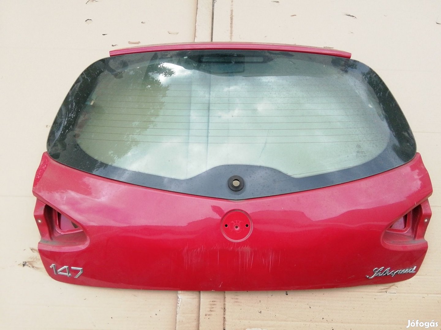 181255 Alfa Romeo 147 2000-2005 piros színű csomagtérajtó, a képen