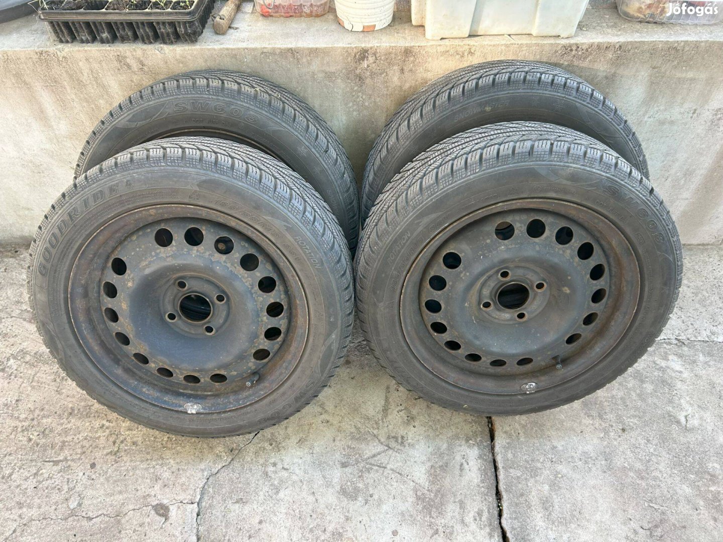 185/55 R15 Goodride téli gumi 4x100 lemezfelnire szerelve