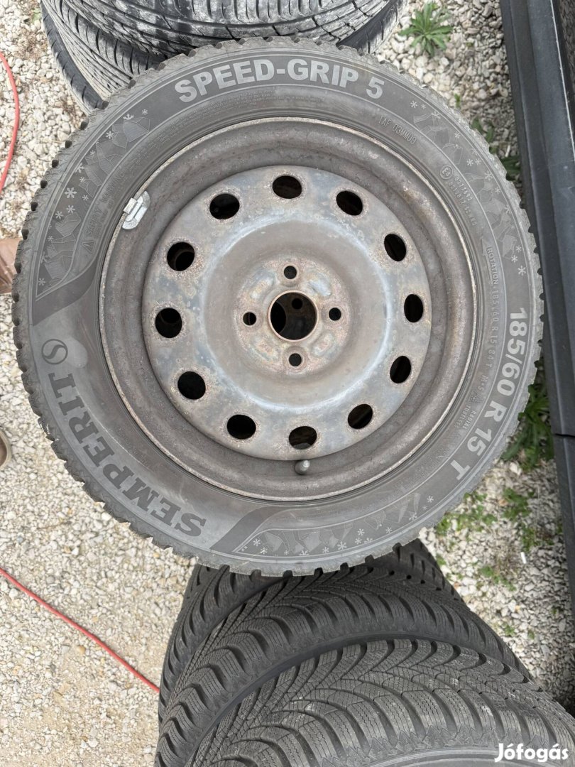 185/60 r15 újszerű 2024-es téli gumi suzuki swift felnikkel