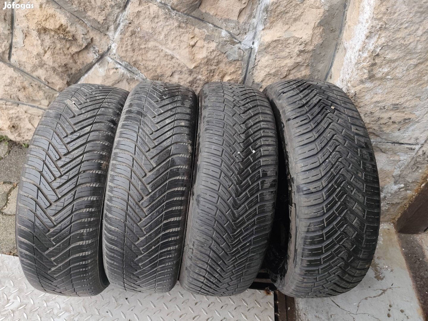 1856515-ös 4 évszakos gumik.