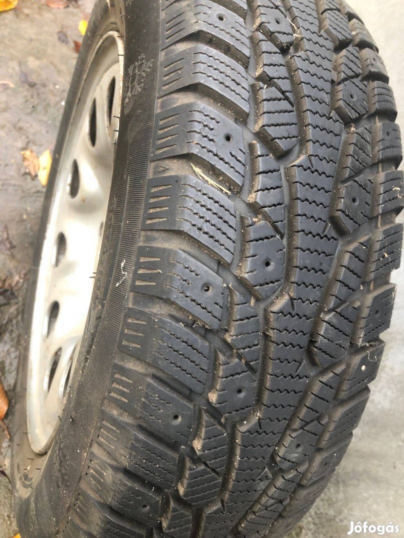 185/65 R 15 négyévszakos gumi felnivel eladó