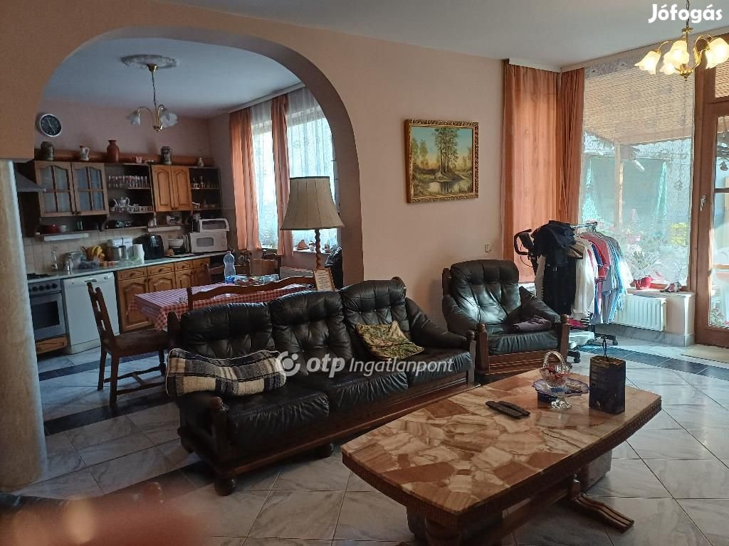 185 nm-es ház eladó Eger