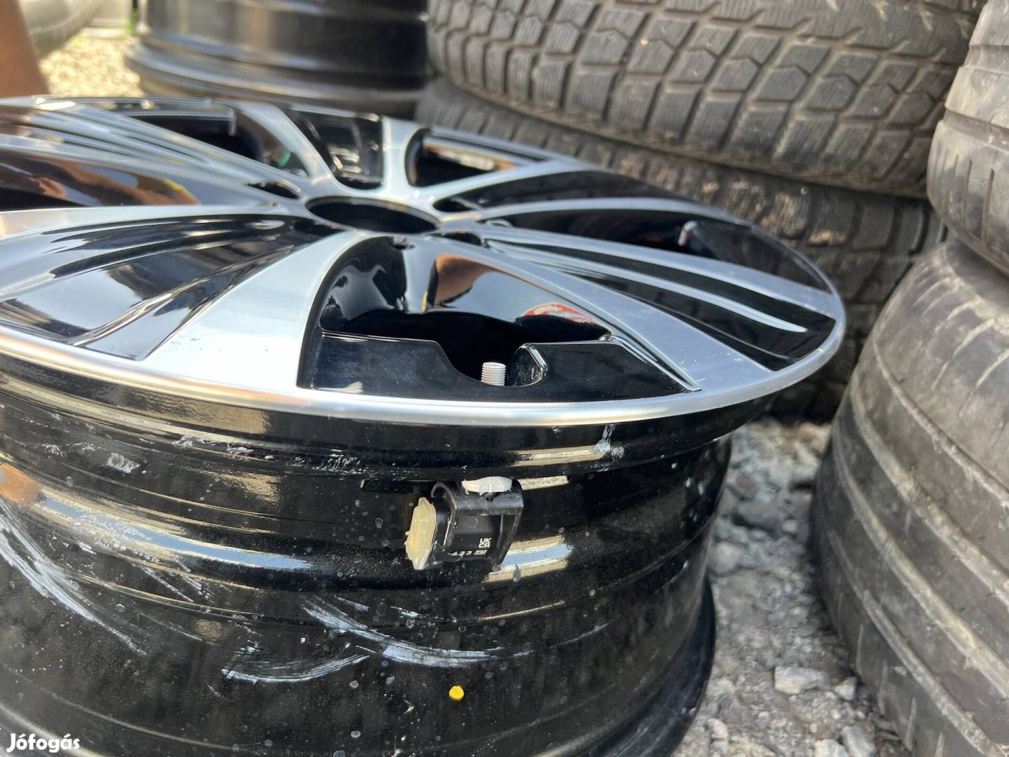 18 Gyari Mercedes C CLA E Alufelni garnitura jeladokkal 