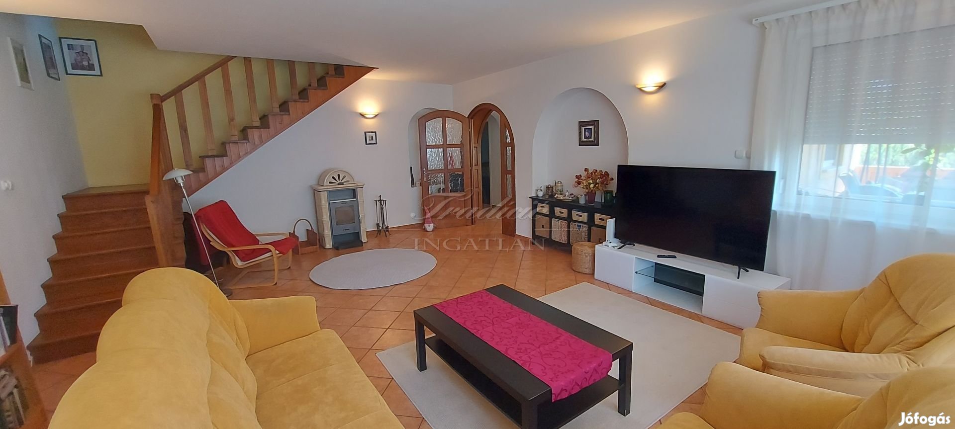 18 M2 FEDETT TERASZ, SZERELŐAKNÁS NAGY GARÁZS, 20 M2-ES FEDETT