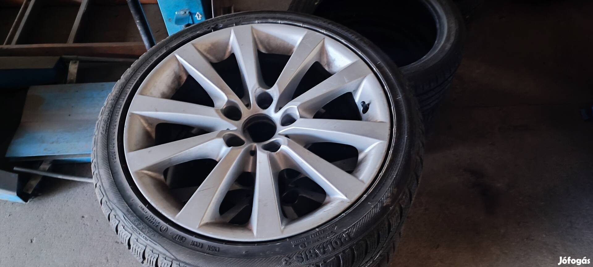 18-as gyári bmw garnitúra téli gumikkal.