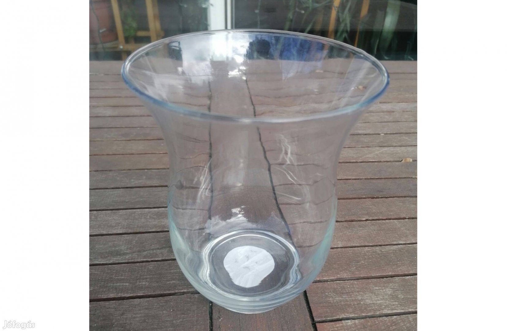 18 cm magas, formatervezett üveg váza eladó!