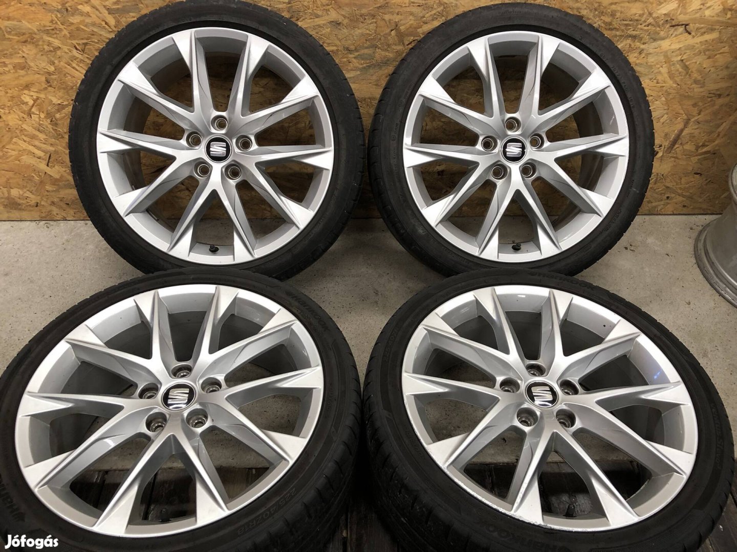 18 colos gyári Seat alufelni 225/40/18 nyári gumi 18 col