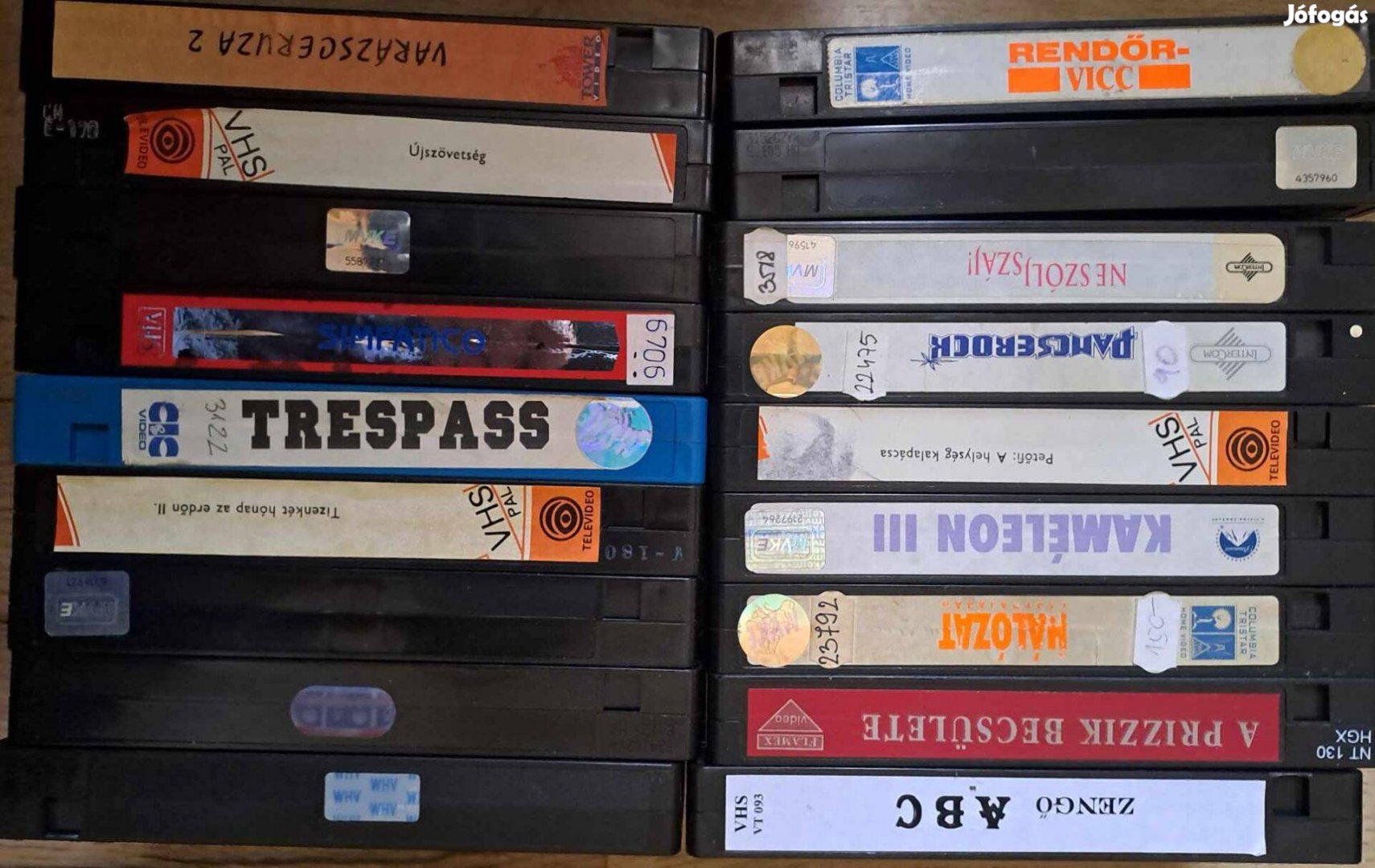 18 db tok és borító nélküli VHS: Trespass, Tomb Raider, Maverick