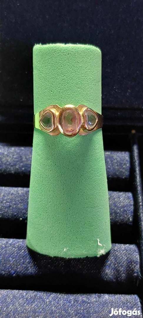 18 karátos arany gyűrű díszdobozával együtt~1,7-1,8 cm belső átmérő 