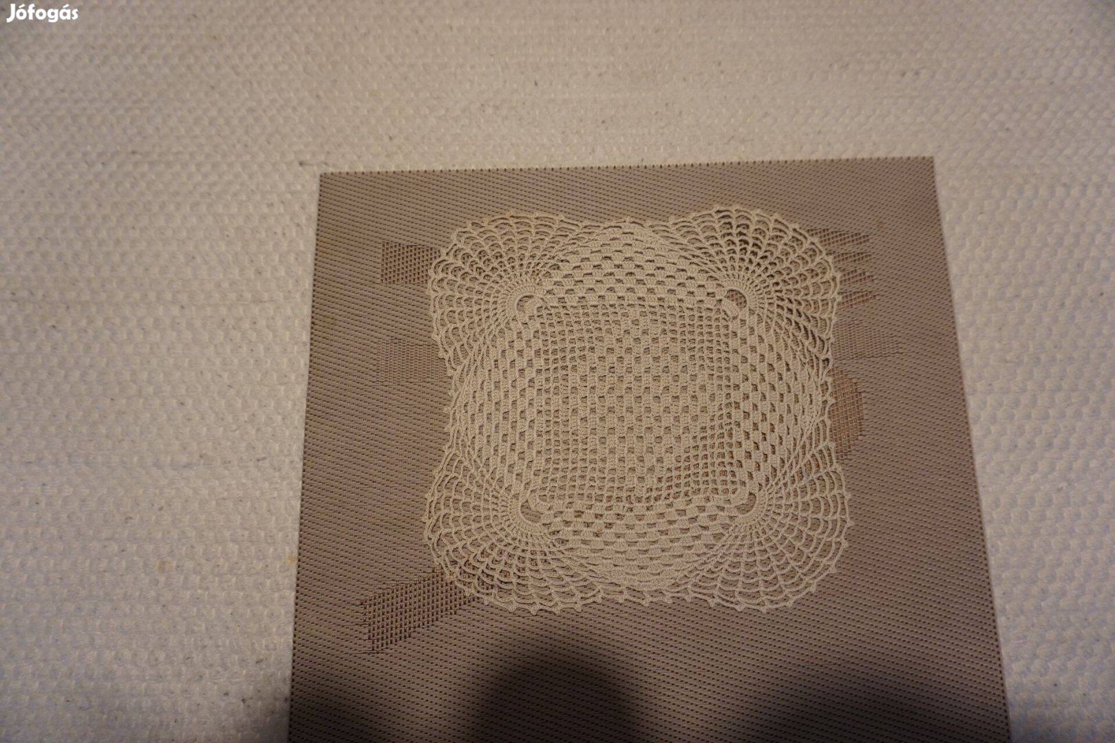 18x18 cm.-es fehér alátét terítő csipke eladó