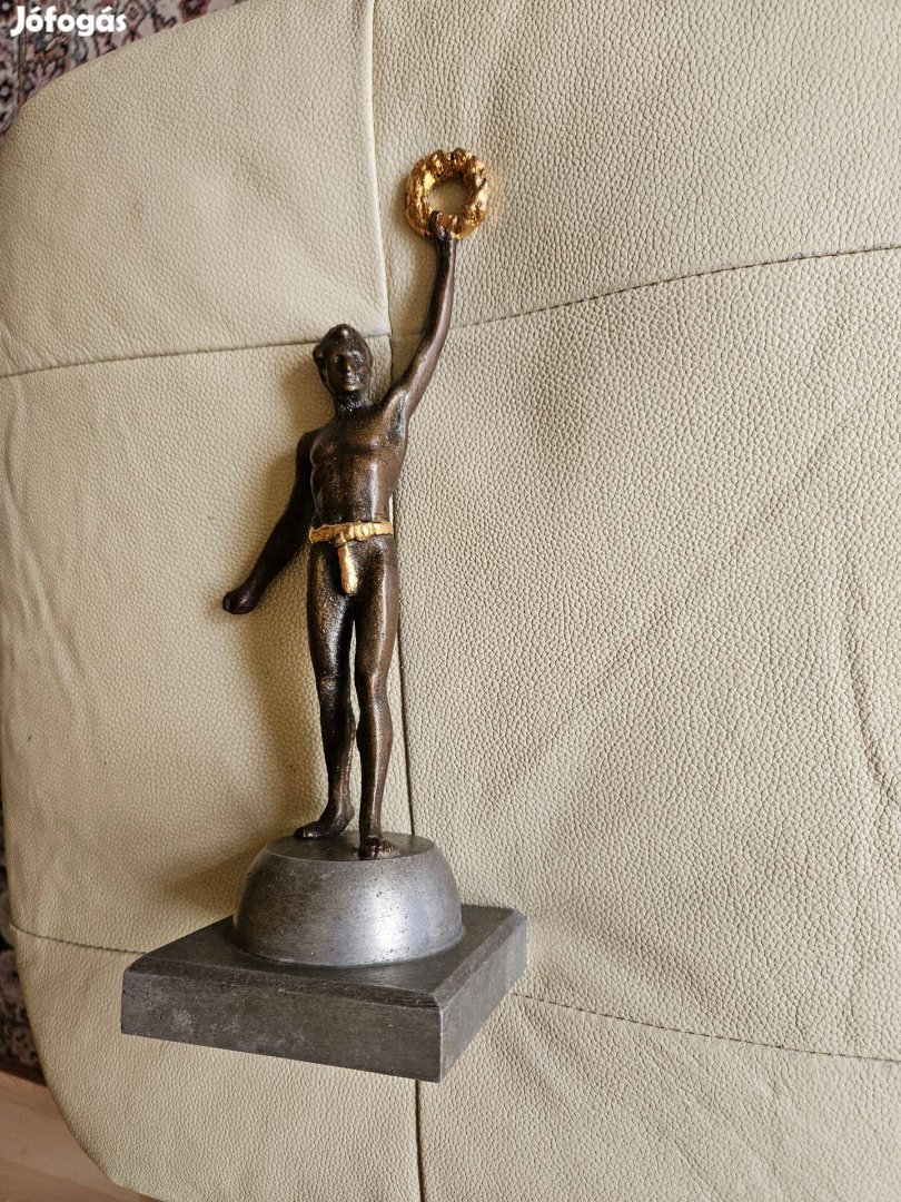 1950 Sportoló aranyozott gyözelmi babérkoszorúval fém szobor