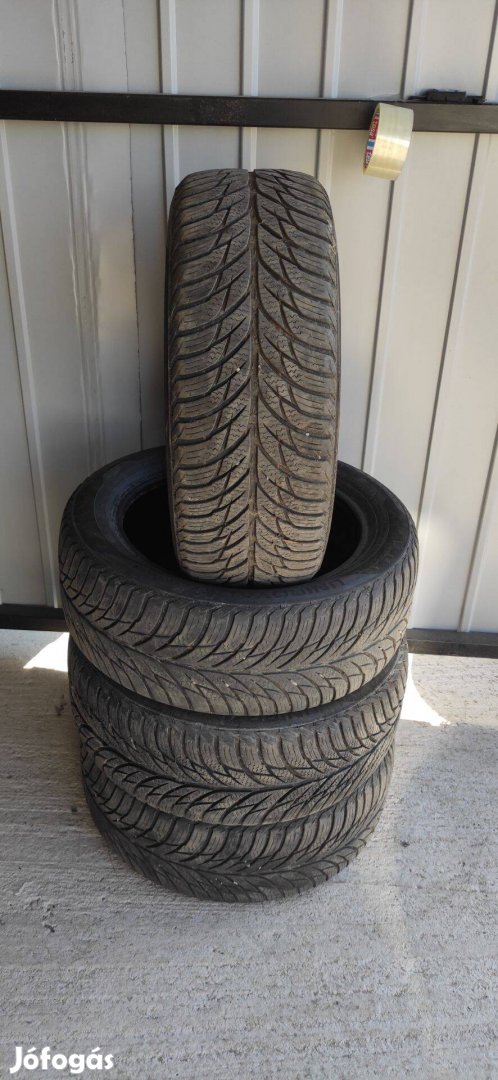 195/50 R15 4 Évszakos Gumi Uniroyal