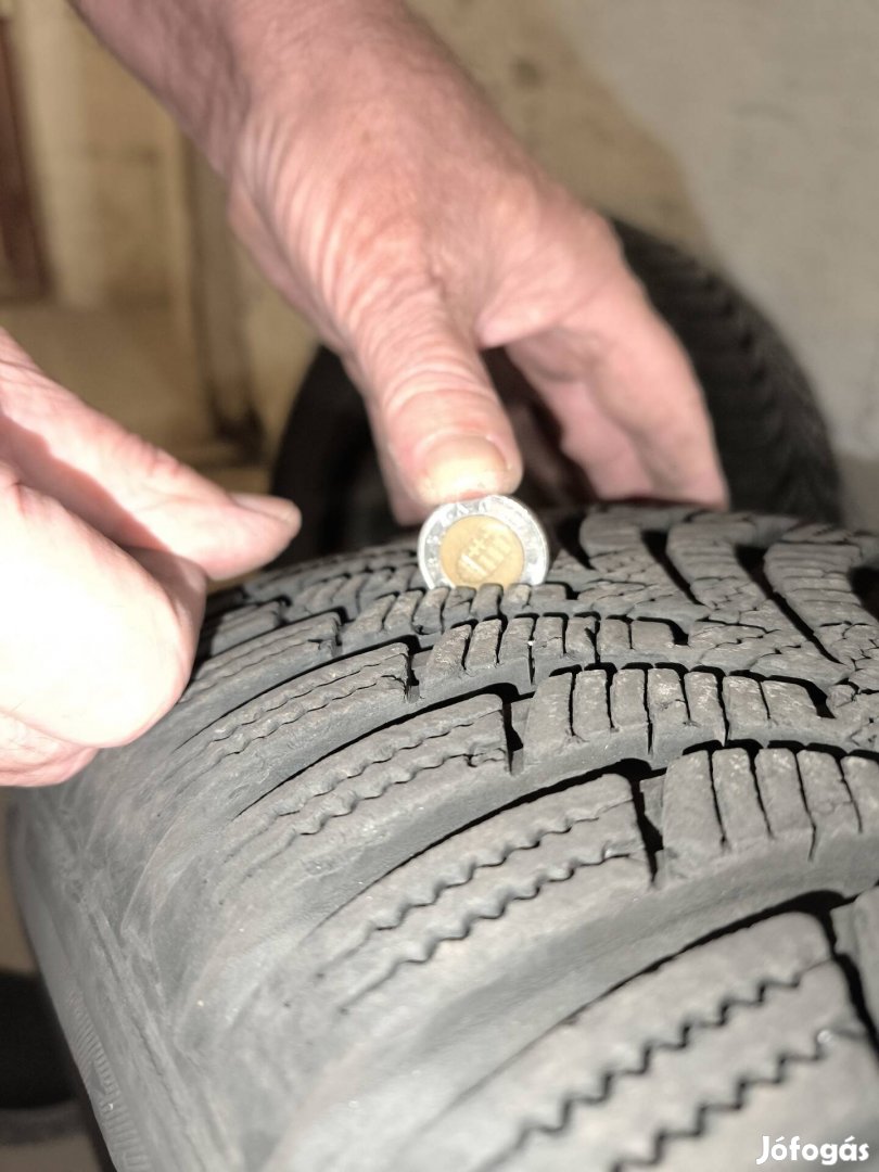 195/60 R15 téligumi szett felnire szerelve