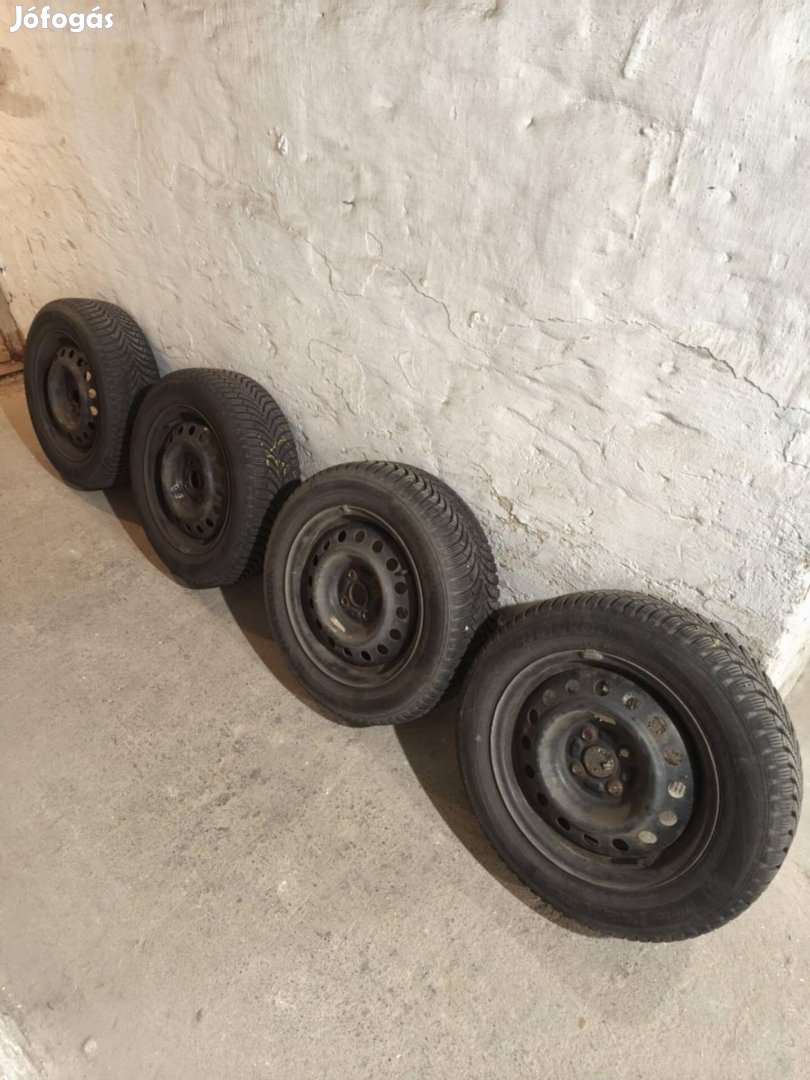 195/60 R15 téligumi szett felnire szerelve