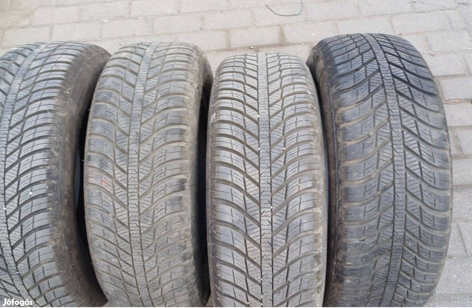 195/65R15 Nexen 4 évszakos gumigarnitúra kitűnő állapotban eladó