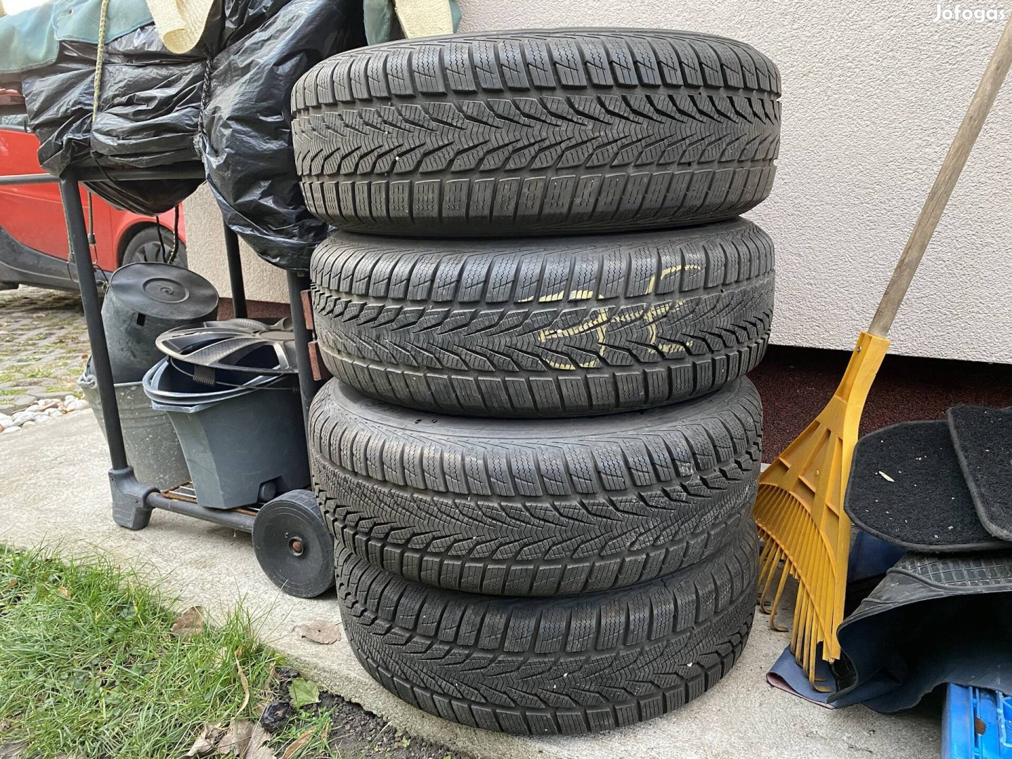 195/65R15 téli gumi BMW lemez felnin 4db.30 ezer Ft. 