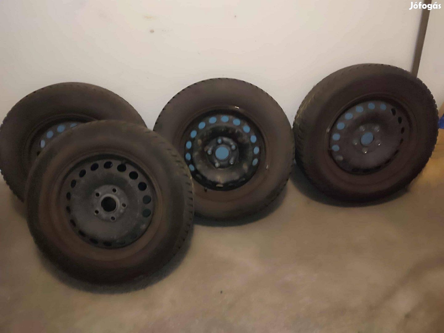 195/65/R15 alig használt téli gumi eladó acélfelnin VW dísztárcsával