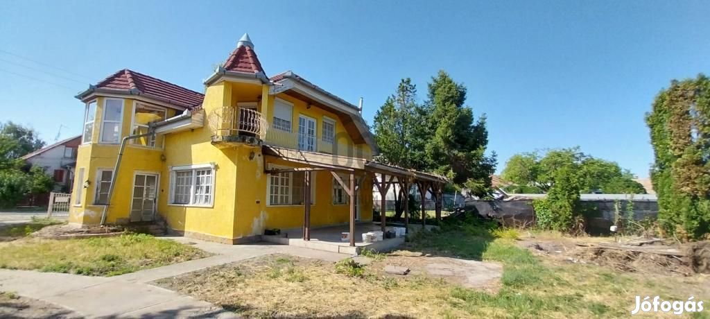 195 nm-es ház eladó Cegléd