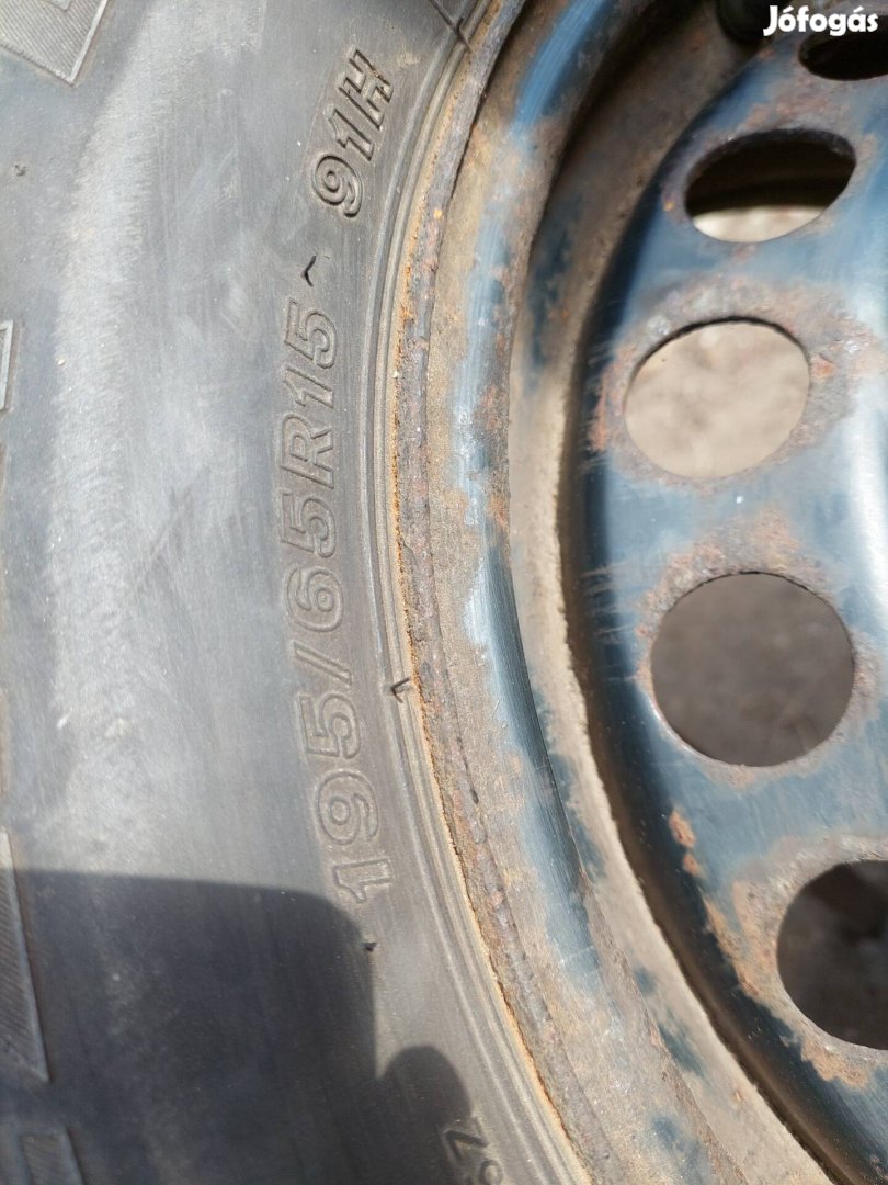 195x65 R15 gumiabroncs felnin