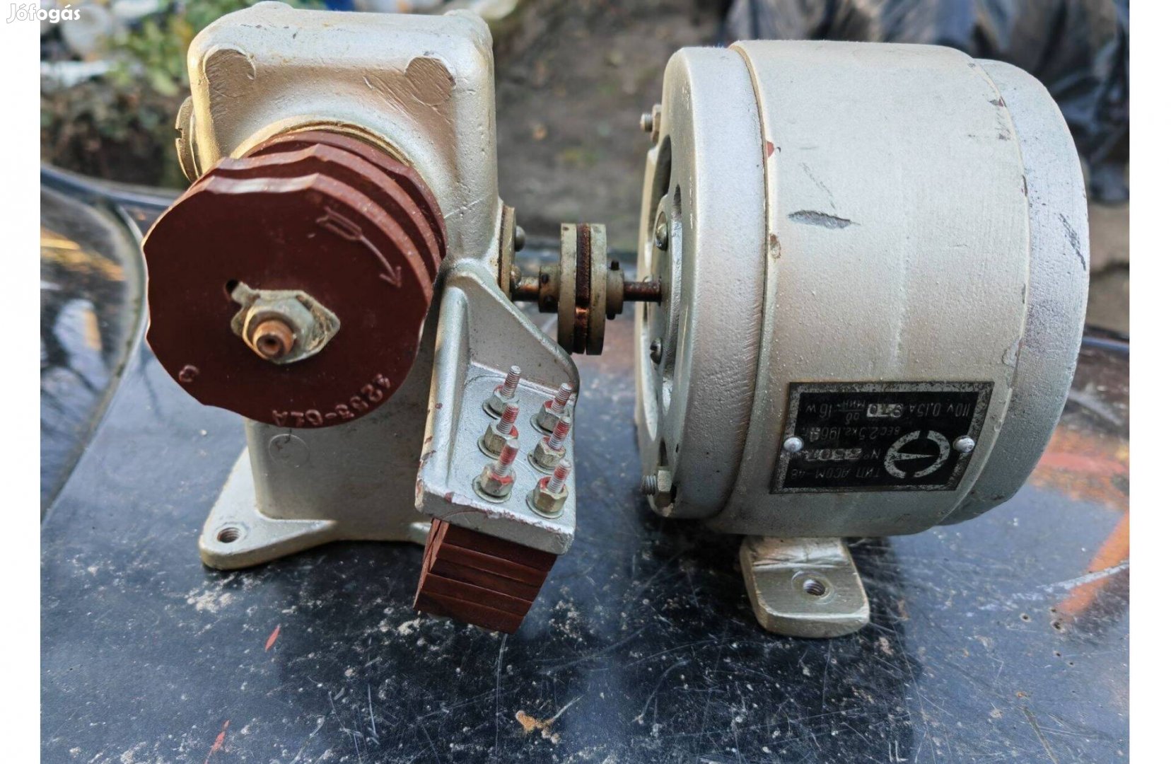 1964-es retro 110v-os villanymotor derékszög hajtással