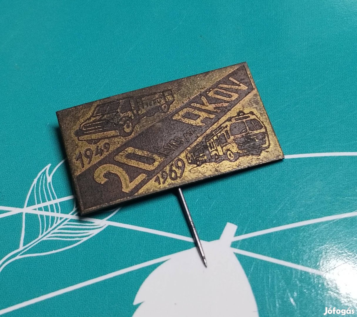 1969-es retró Tefus kitűző.