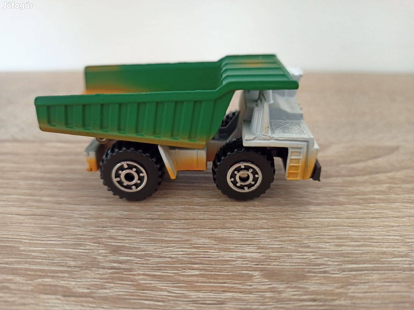 1989 Matchbox Dump Truck white green