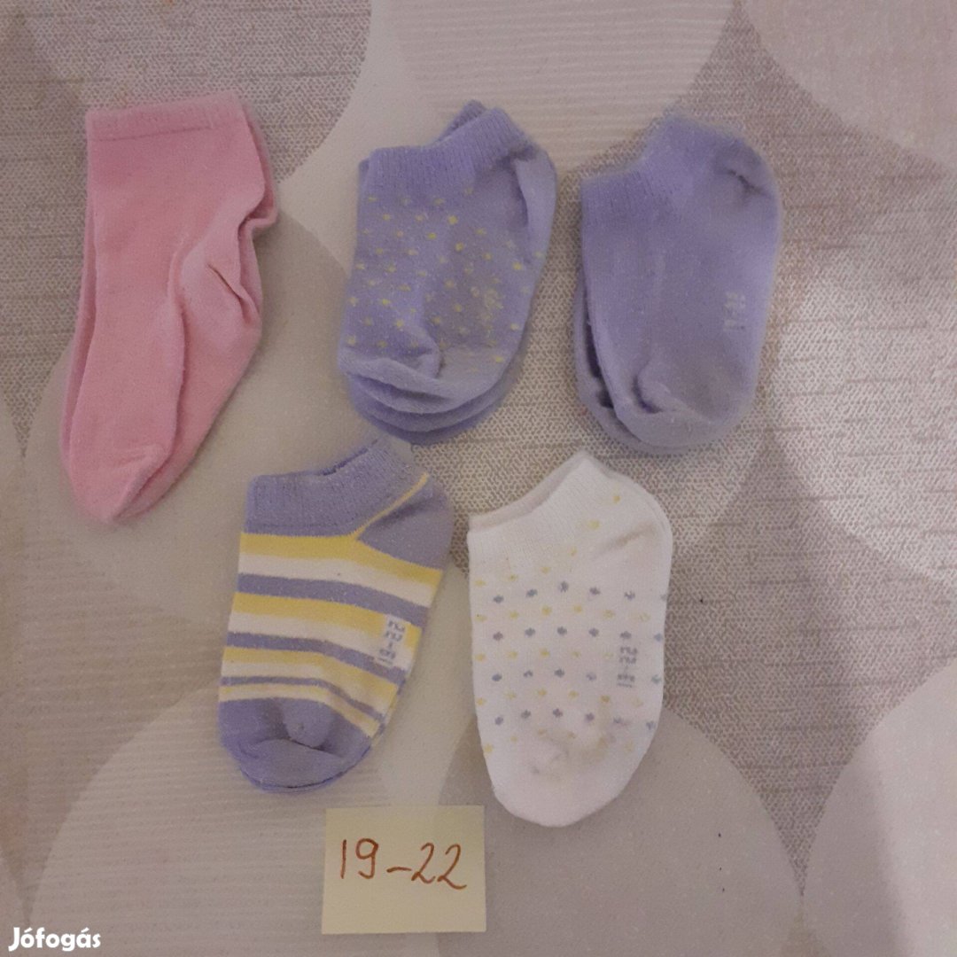 19-22-es kislány zoknik (1074)