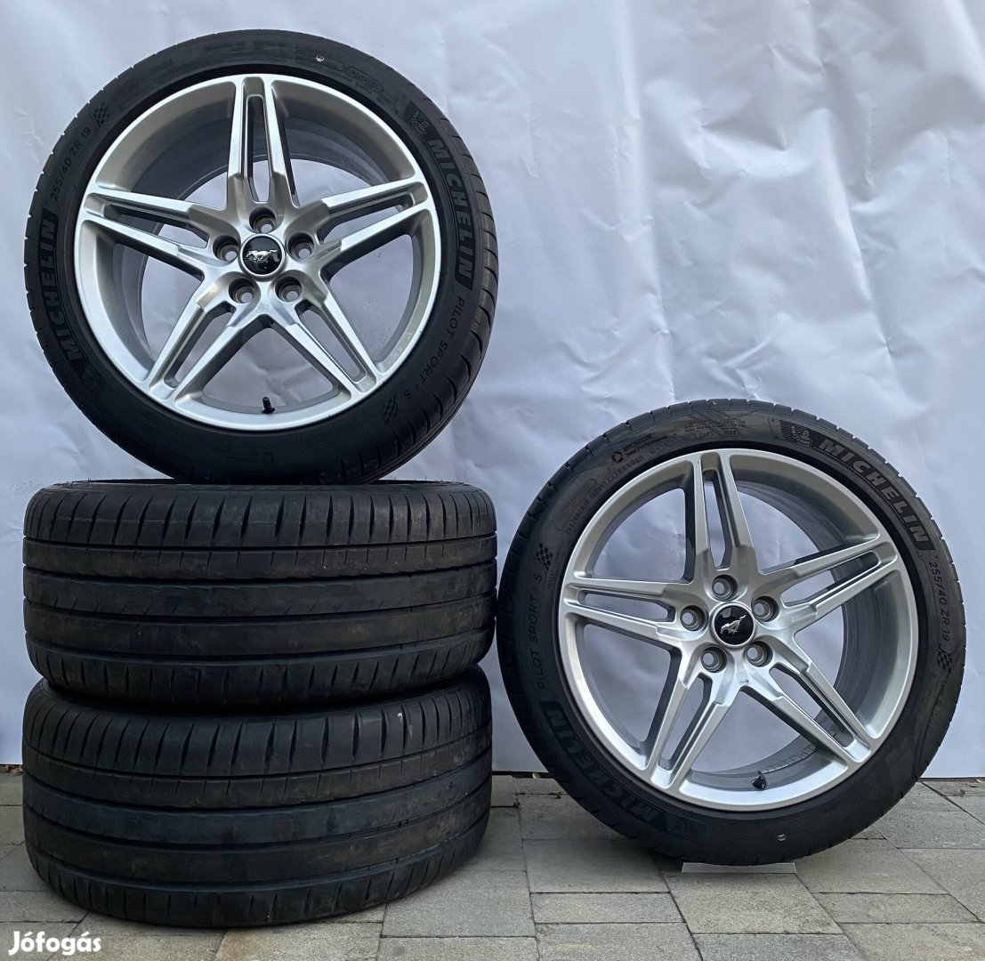 19" Ford Mustang új gyári kétszéles alufelni garnitúra, nyári gumikkal