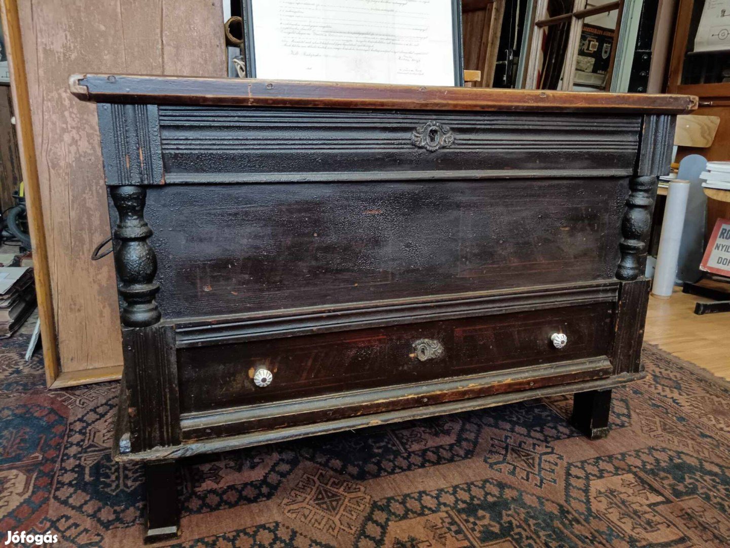19. század végi, ónémet stílusú kelengyés láda, nagy méretű