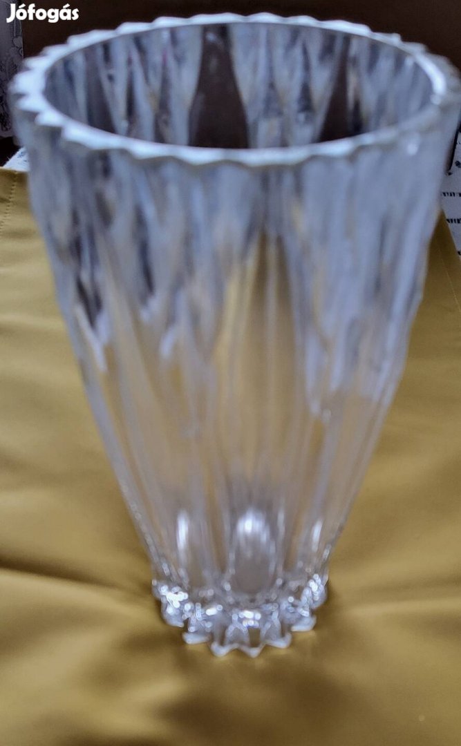 19 cm-es hibátlan, nehéz üveg váza.