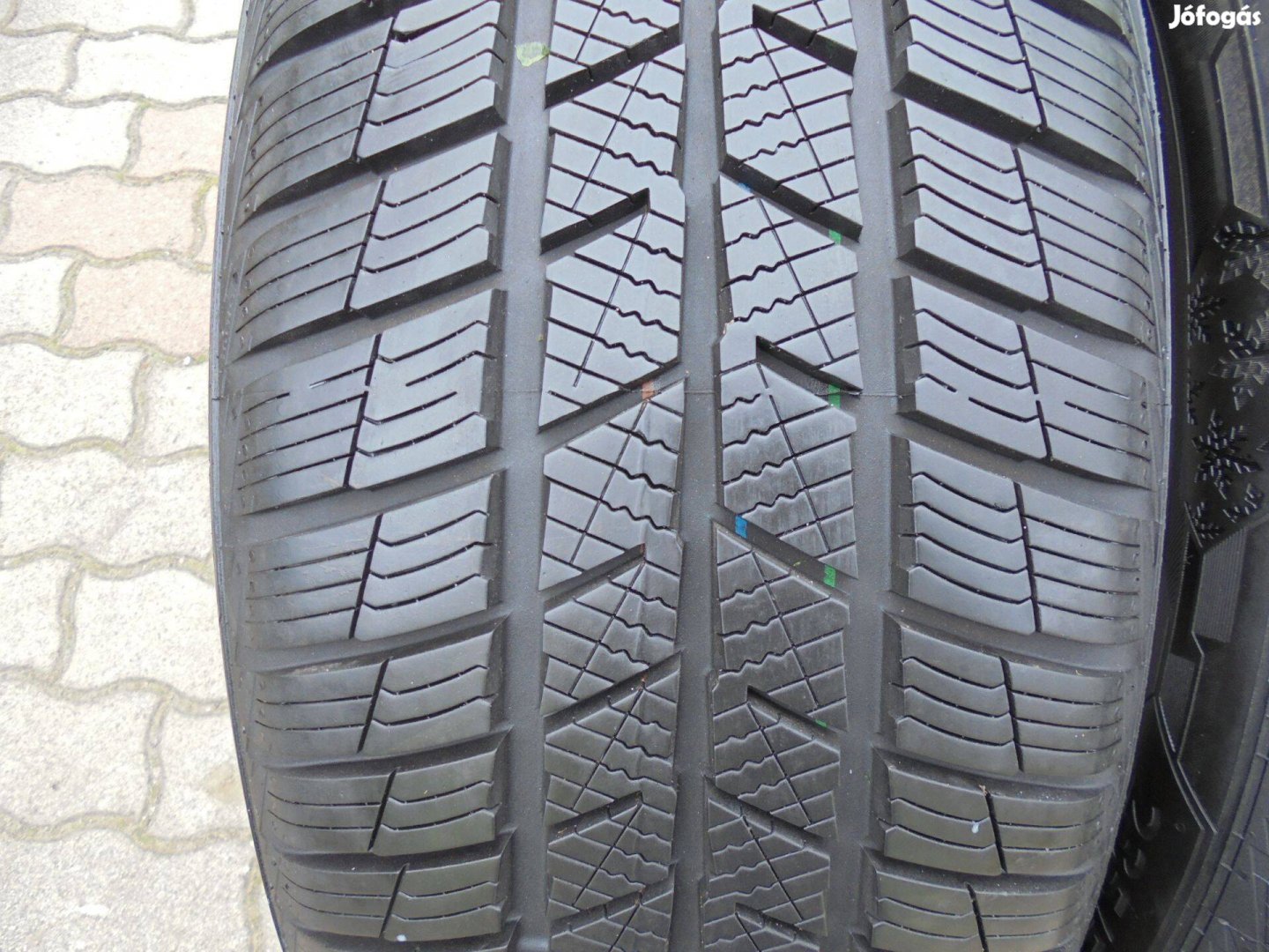 19-es Újszerű 2-éves téli gumi pár eladó
