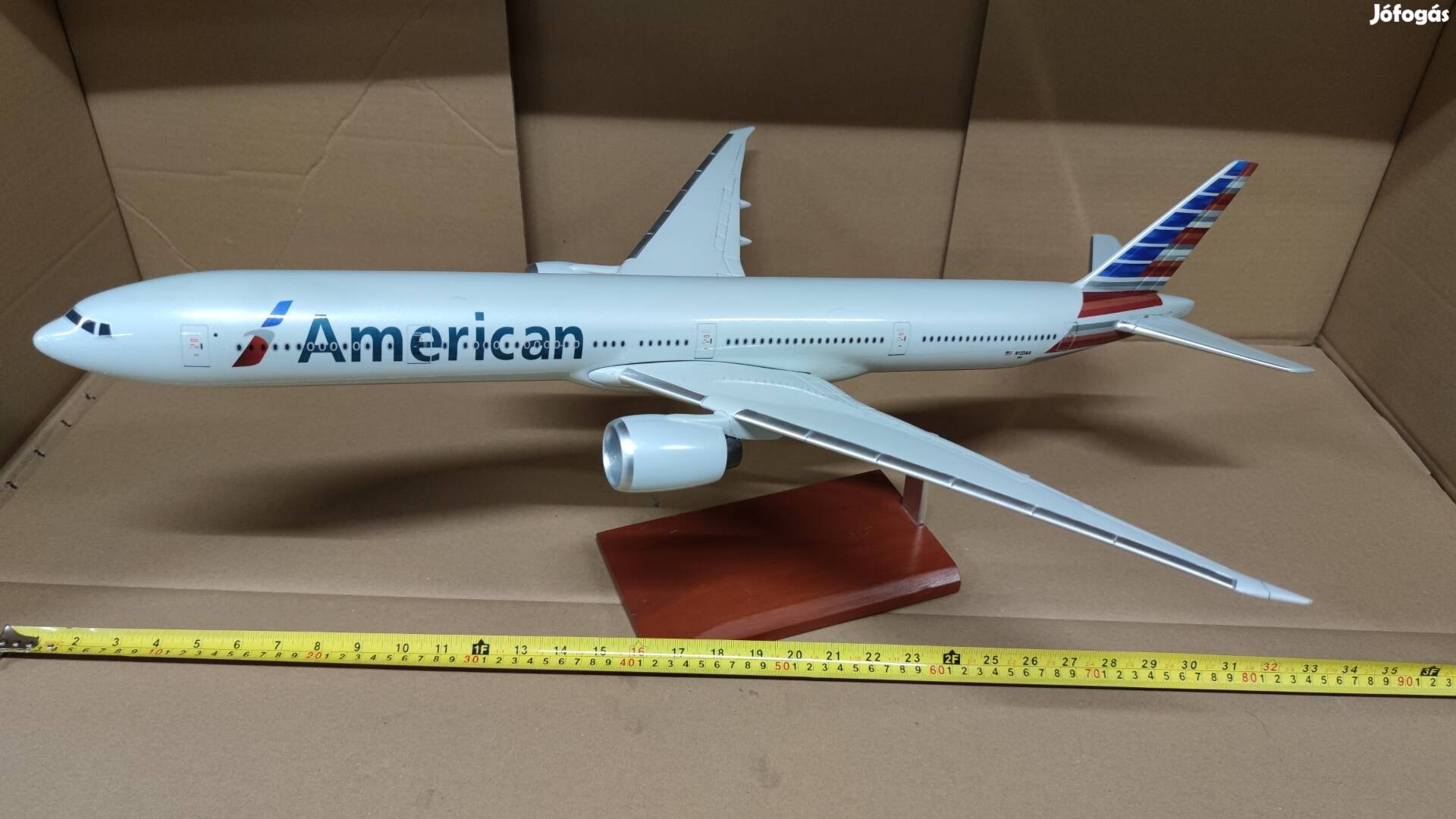 1/100 American Airlines Boeing 777-300 Repülőgép modell