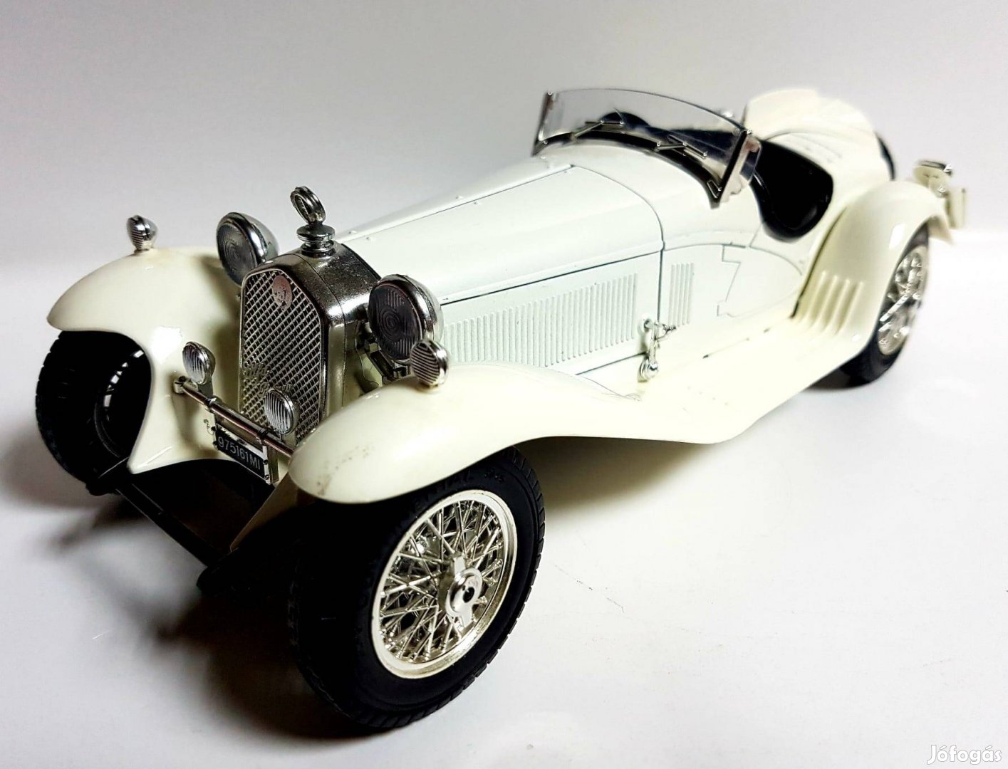 1/18 Alfa Romeo 2300 Spider Burago kiadású autómodell 