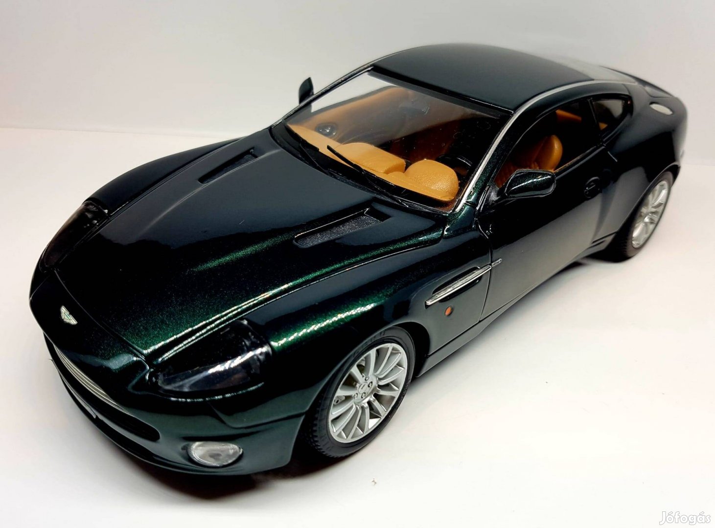 1/18 Aston Martin Vanquish Burago kiadású autómodell 