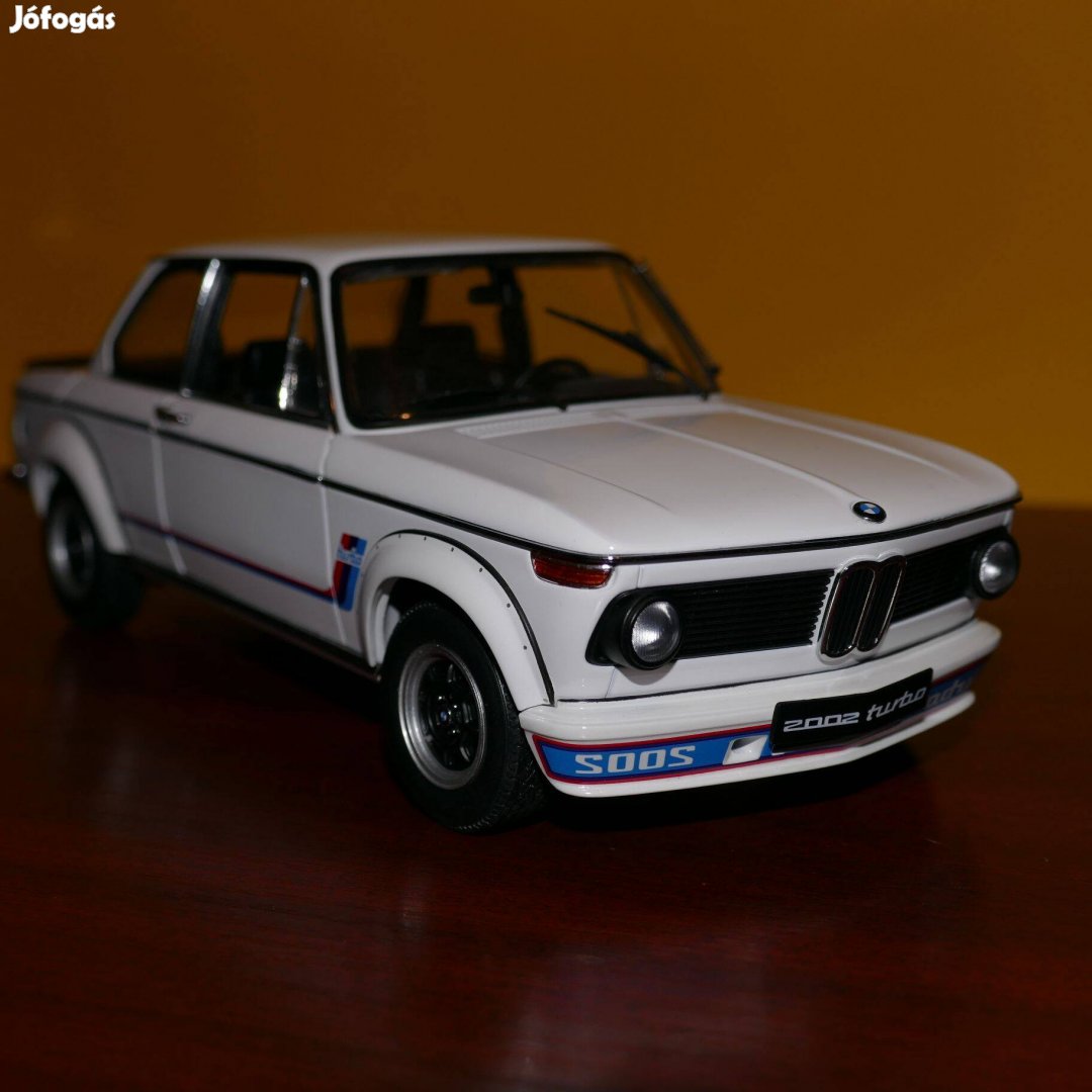 118 Autoart BMW 2002 modellautó