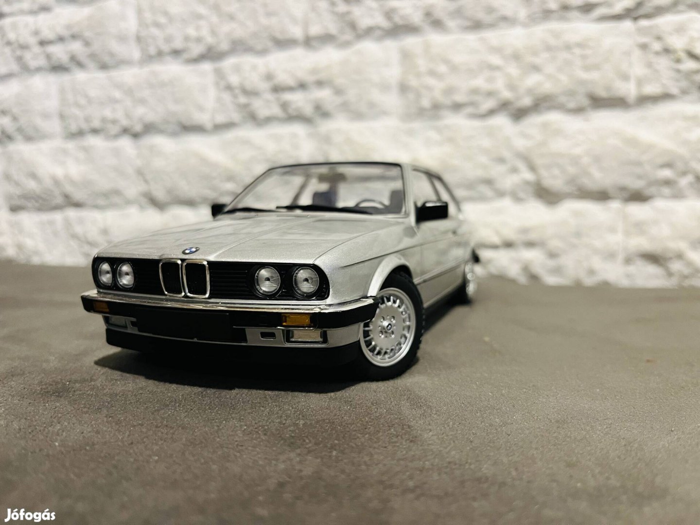 118 BMW 323i e30 Minichamps 118 autó Modell