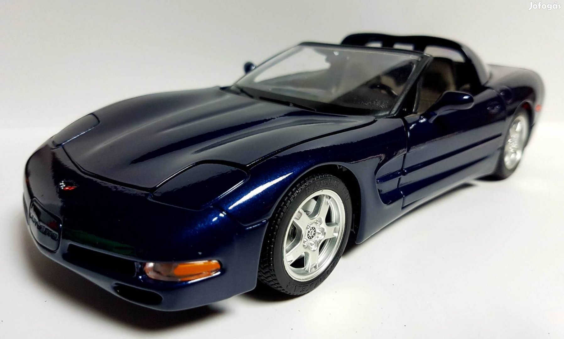 1/18 Chevrolet Corvette Targa Burago kiadású autómodell 