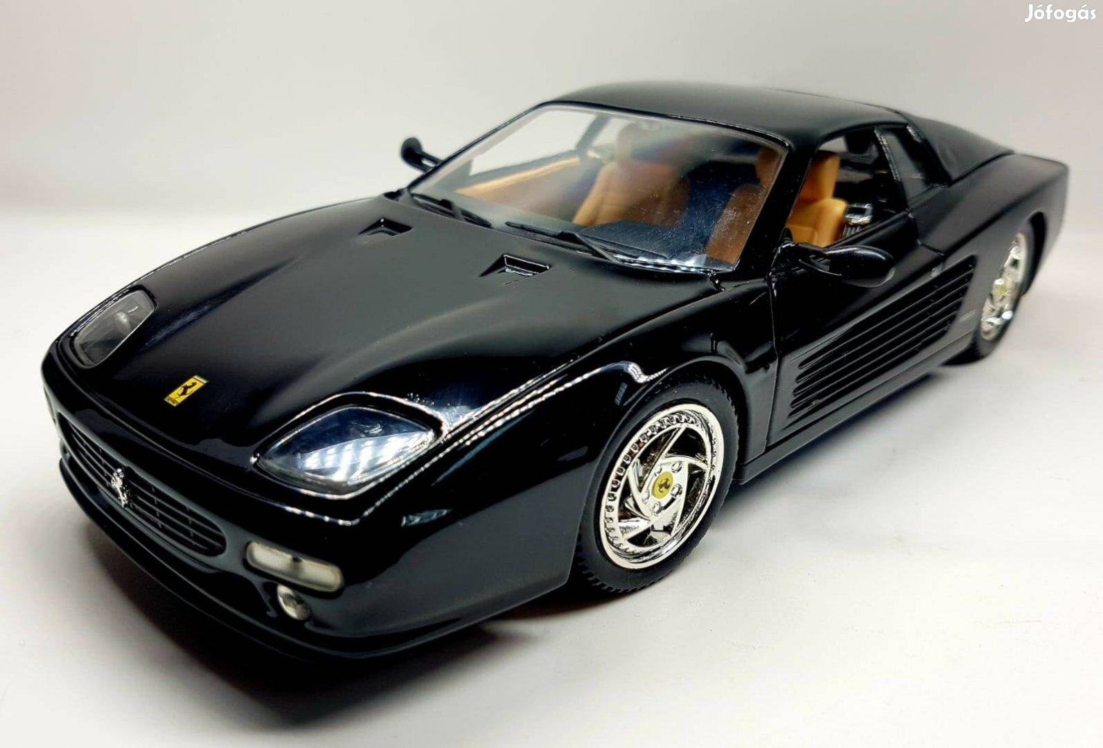 1/18 Ferrari F512M Testarossa Hotwheels kiadású autómodell 