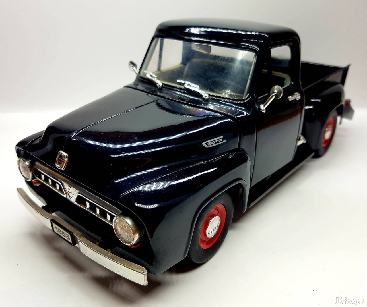 1/18 Ford Pick-Up Roadlegends kiadású autómodell 