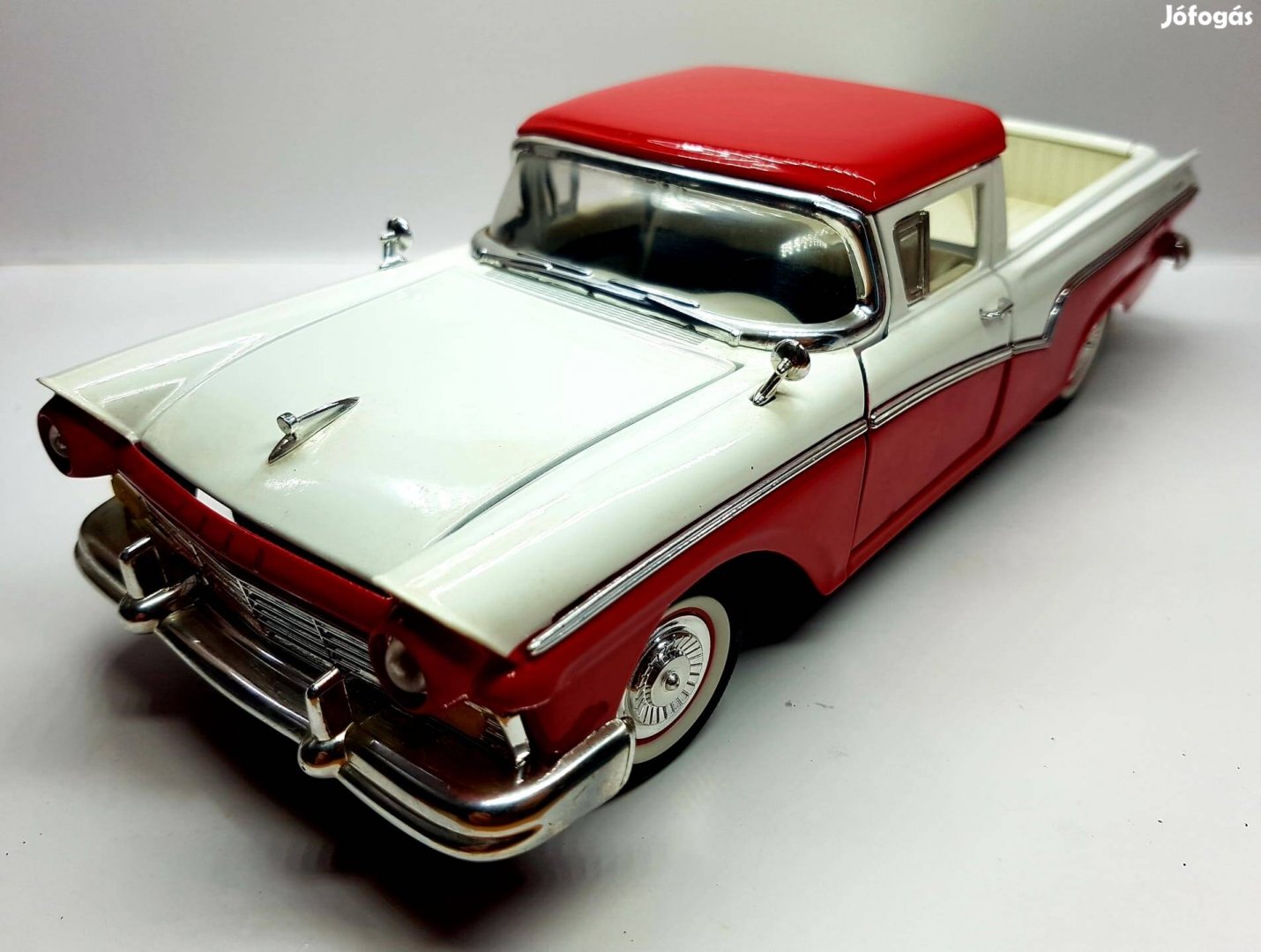 1/18 Ford Ranchero Roadlegends kiadású autómodell 