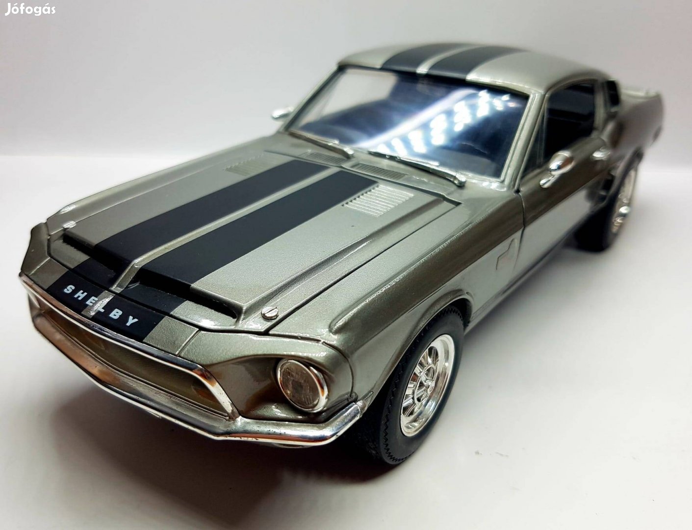 1/18 Ford Shelby Roadsignature kiadású autómodell 