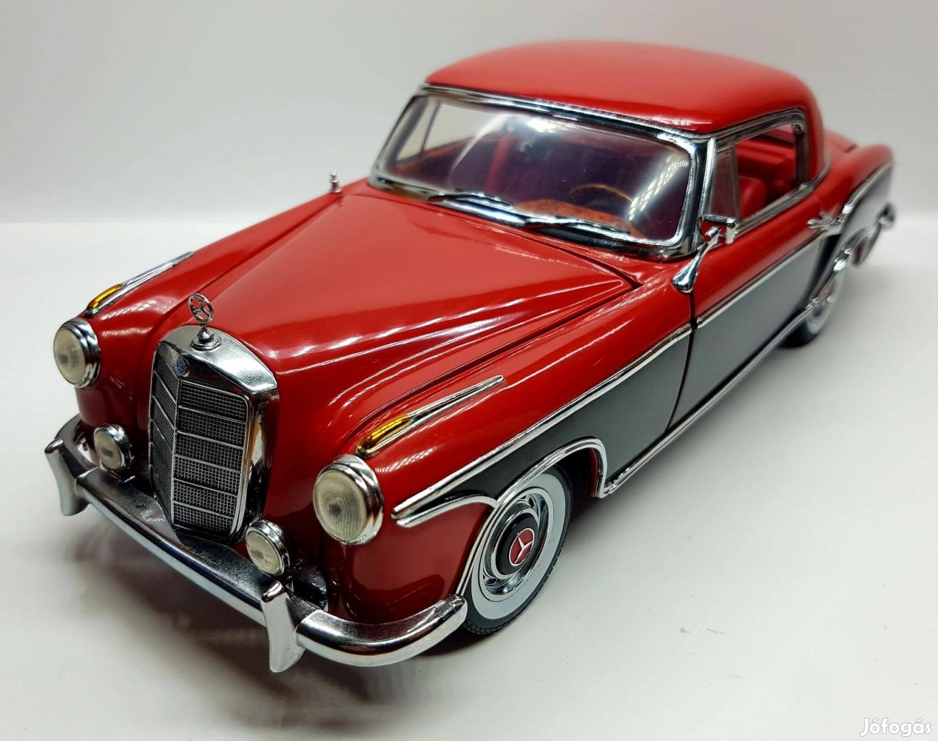 1/18 Mercedes-Benz 220 SE Sun Star kiadású autómodell 