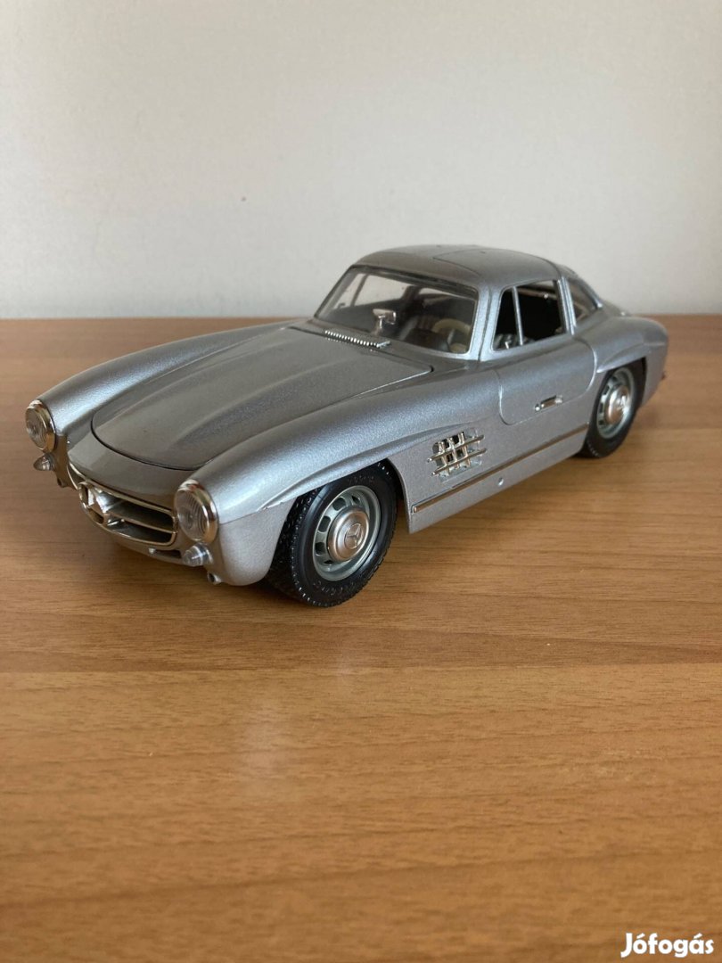 1/18 Merceses-Benz 300 SL Burago kiadású fém autómodell