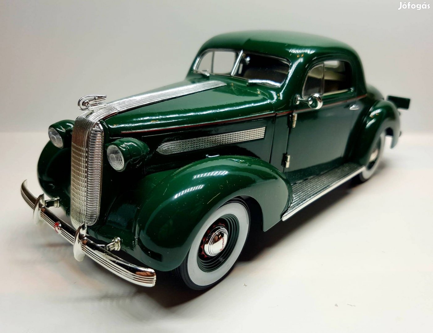 1/18 Pontiac Deluxe (1936) Signature Models kiadású autómodell 