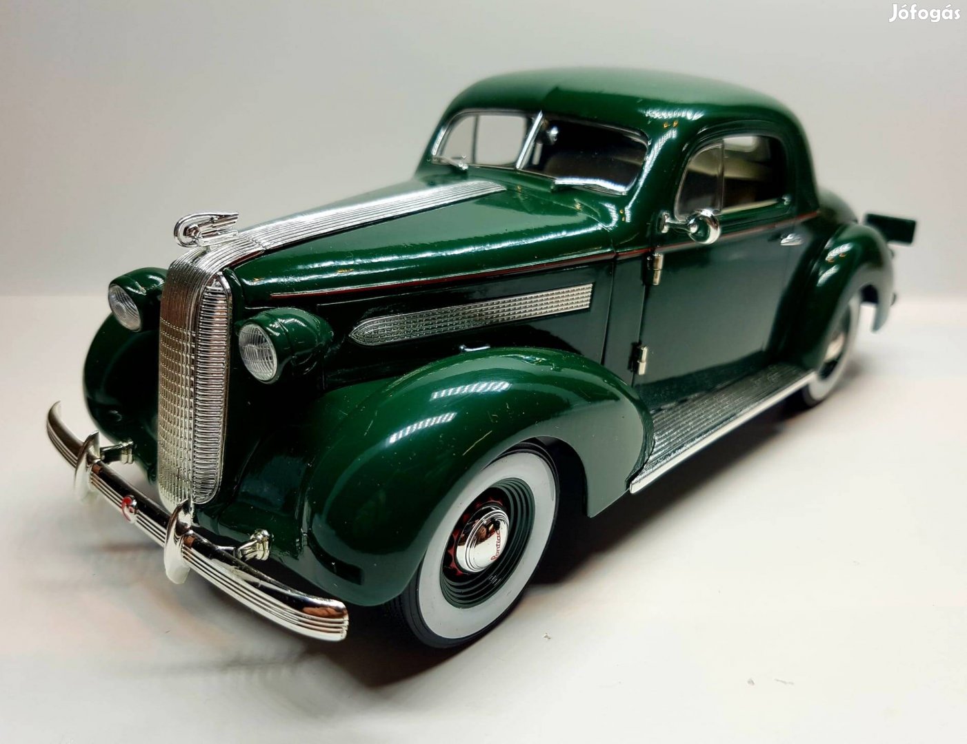1/18 Pontiac Deluxe (1936) autómodell 