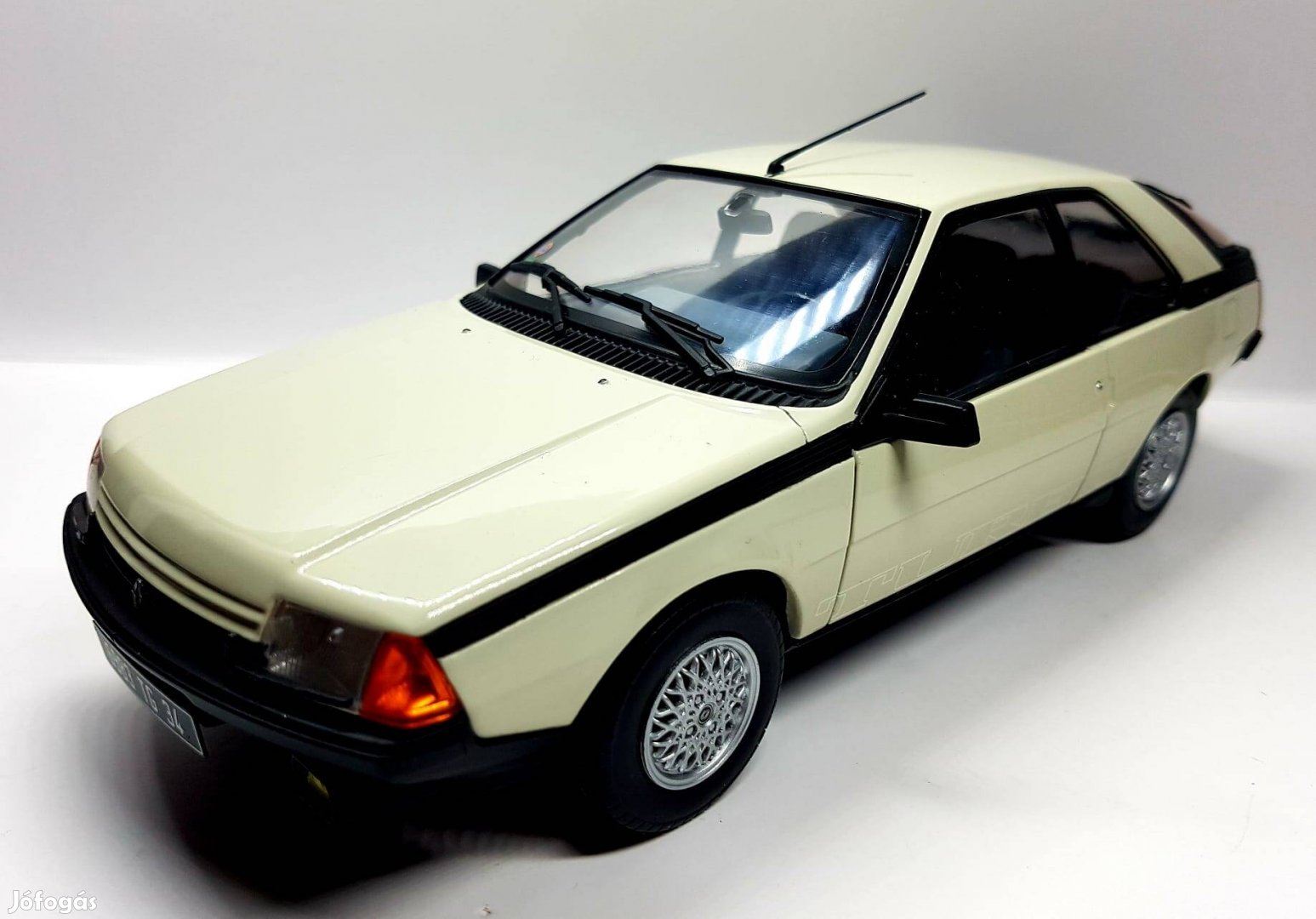 1/18 Renault Fuego Turbo Solido kiadású autómodell 