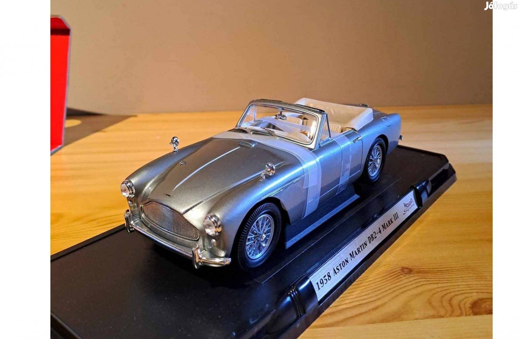 1:18 Road Signature Aston Martin DB-2-4 modell