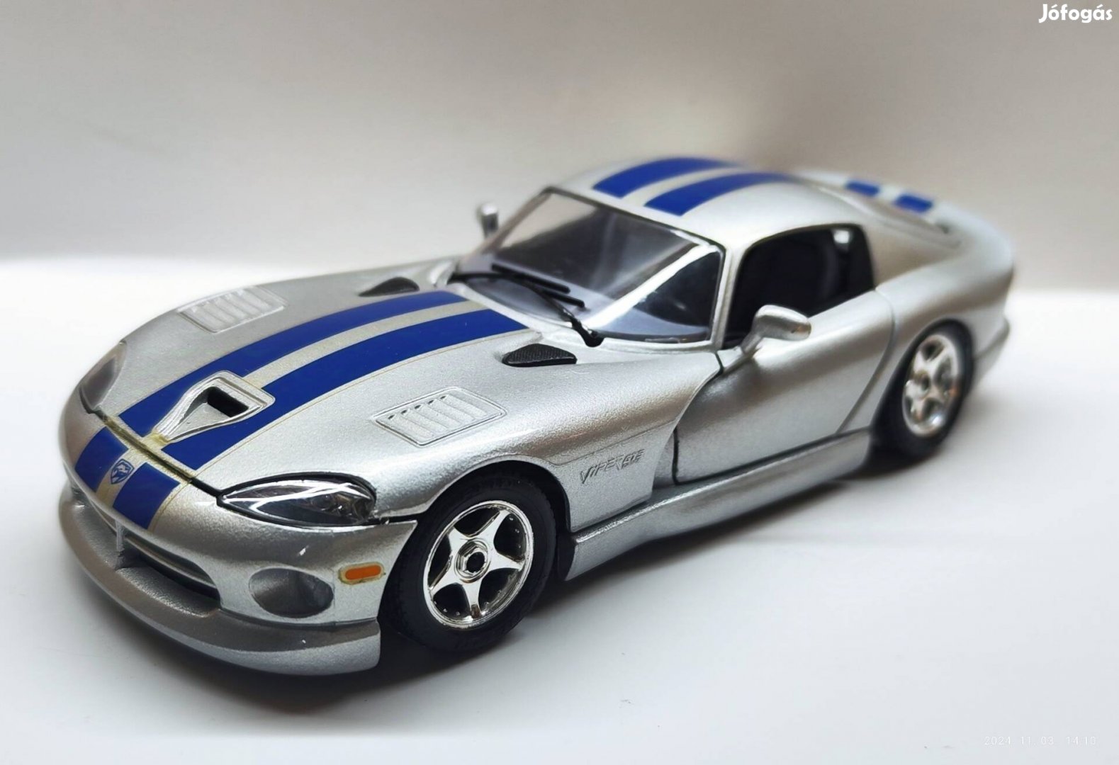 1/24 Dodge Viper GTS Coupe Burago kiadású autómodell 