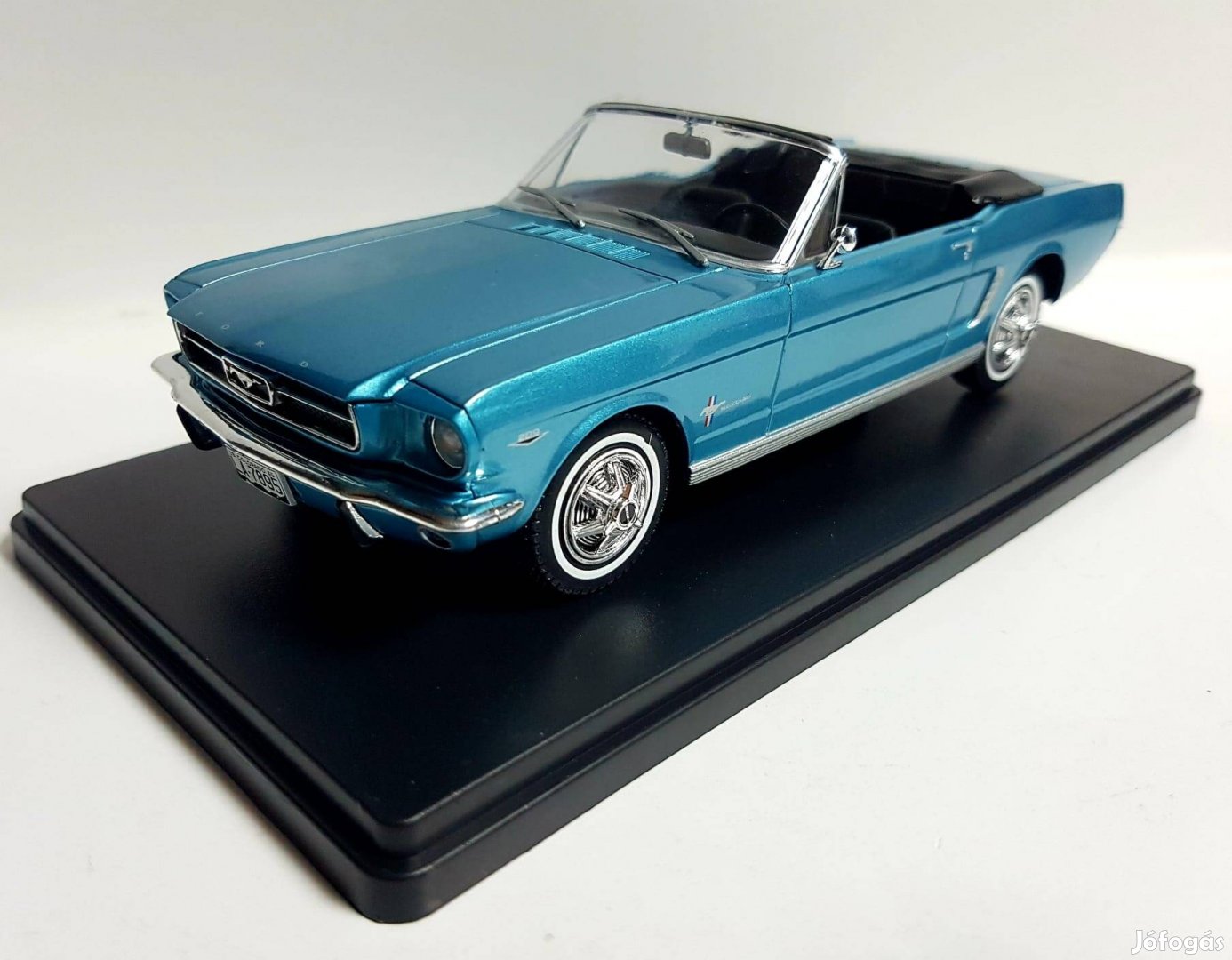 1/24 Ford Mustang Convertible Whitebox kiadású autómodell 