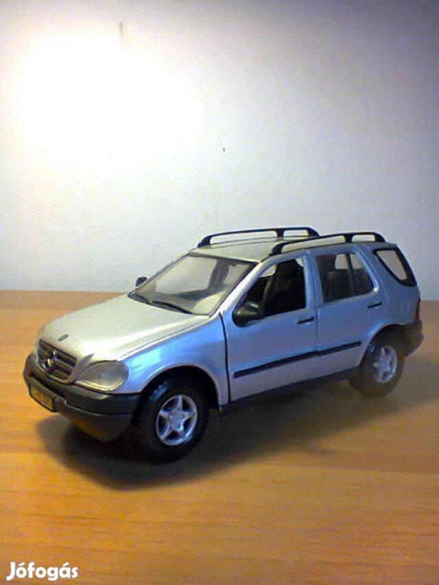 1/24 Mercedes-Benz ML320 Maisto kiadású autómodell